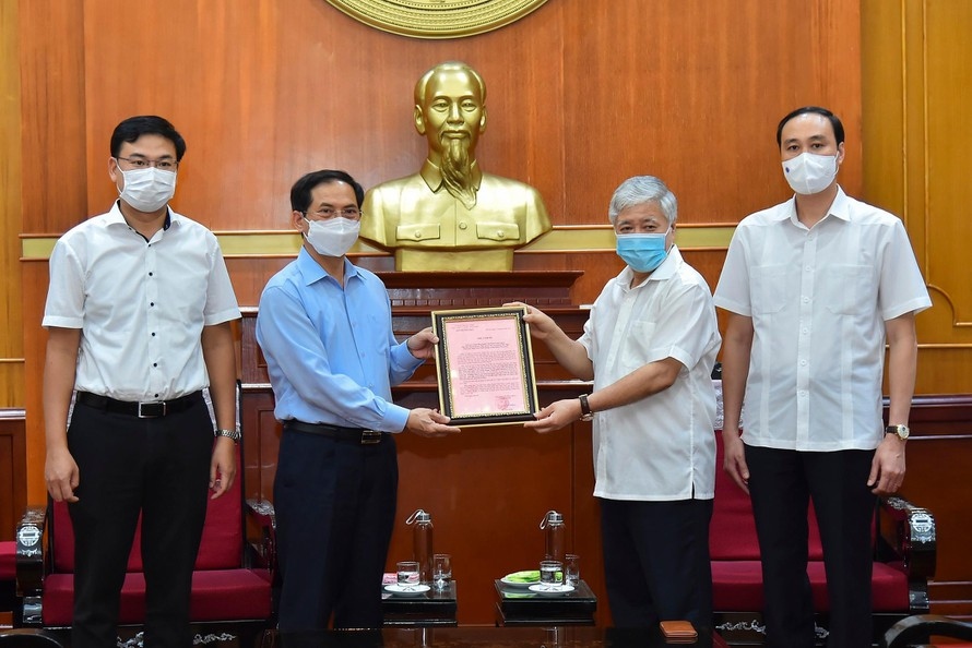 Vietnamese abroad raise VND6.2 billion for COVID-19 vaccine fund